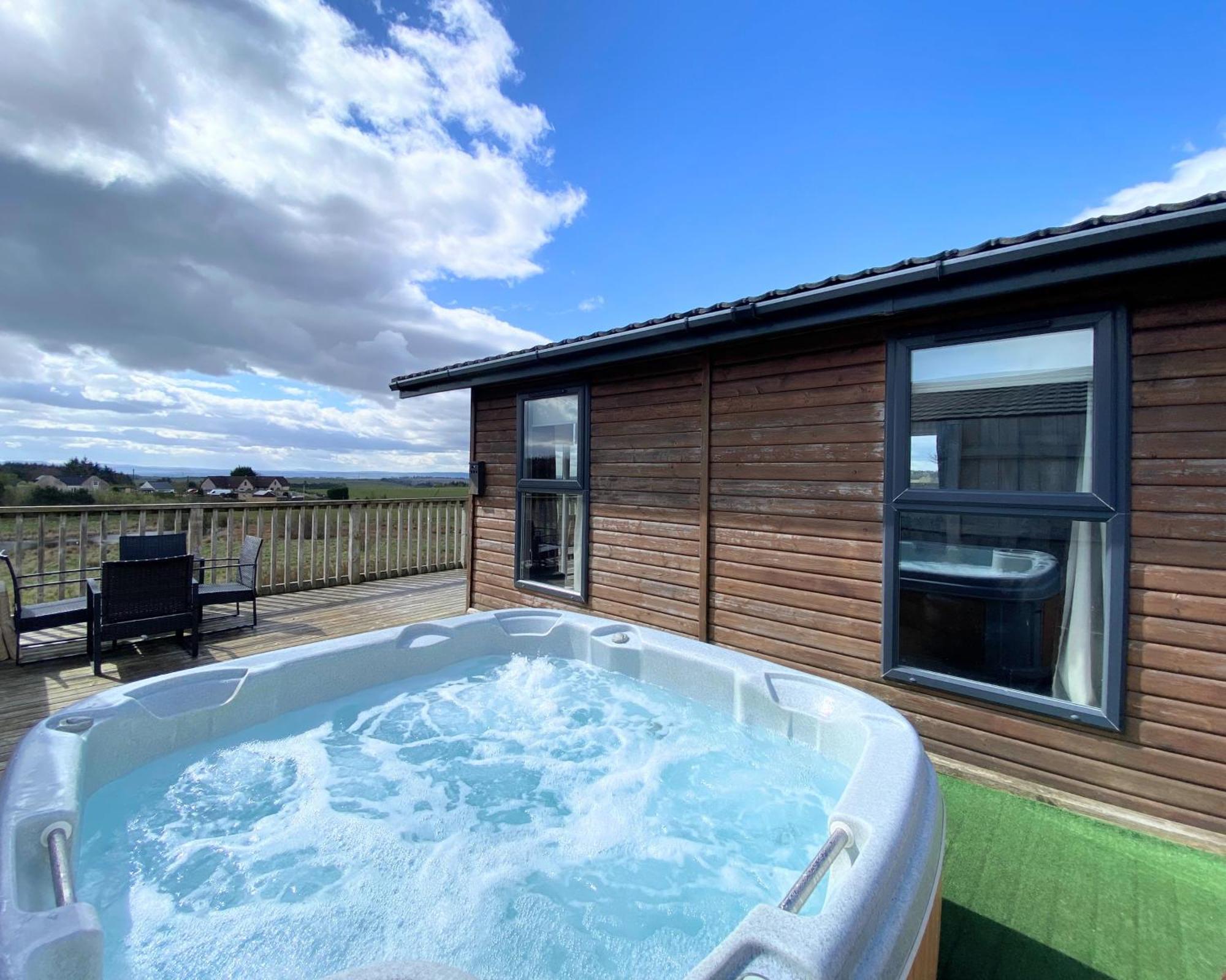 Benarty 11 With Private Hot Tub - Fife - Loch Leven - Lomond Hills - Pet Friendly Villa Kelty Exterior photo